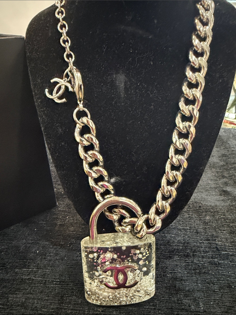 CHANEL  Chunky Chain Necklace with large Glitter Padlock Pendant - Picture 6 of 8